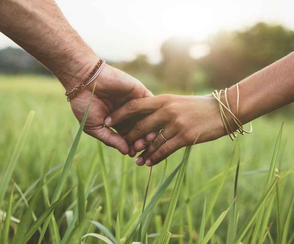 DU'IT working together About DU'IT image showcasing 'Green', natural attributes, with couple holding hands emphasising core value of 'togetherness'